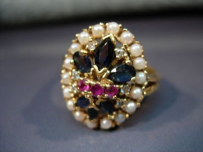 Bague en or jaune sertie de saphirs navette,...