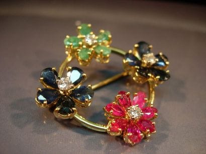 Broche circulaire en or jaune ornée de fleurs...
