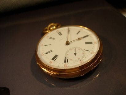 Montre de poche en or jaune à dos monogrammé....