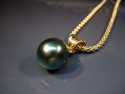 Collier en or jaune maille serpent et pendentif...