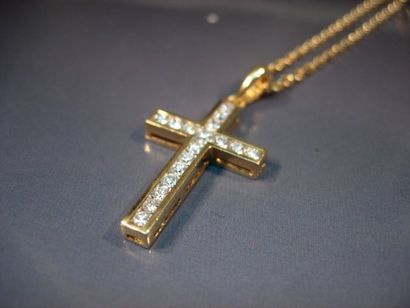 Chaîne en or jaune maille forçat et croix...