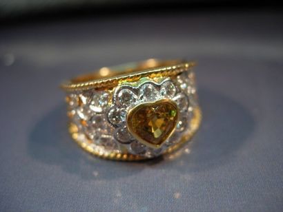 Bague bandeau en or deux tons repercé sertie...
