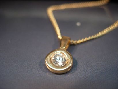 Chaîne en or jaune maille gourmette et pendentif...