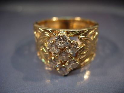 Bague en or jaune repercé sertie de diamants...