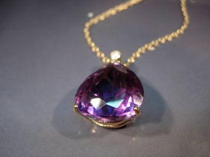 Chaîne en or jaune maille forçat et pendentif...