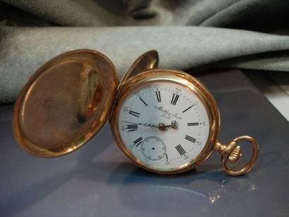 Montre savonnette en or jaune boîtier guilloché...