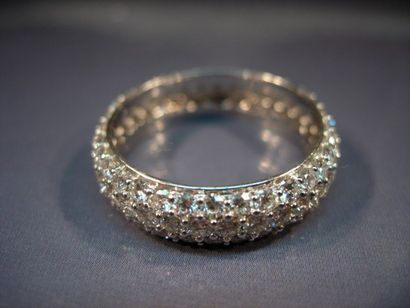 Anneau en or gris pavé de diamants en continu...