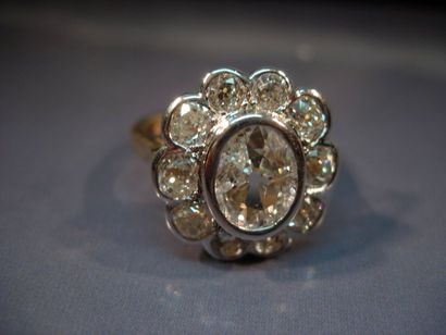 Bague marguerite en or deux tons centrée...