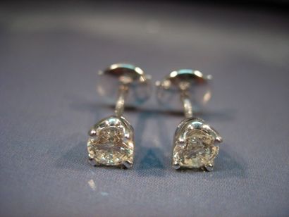 Paire de clous d'oreilles en or gris chacun...