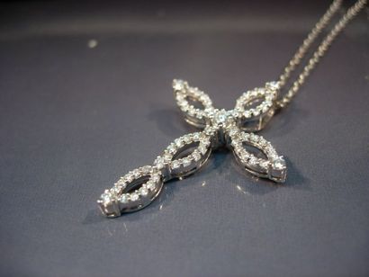 Croix ajourée en or gris sertie de diamants...
