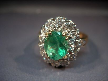 Bague en or deux tons centrée d'une émeraude...