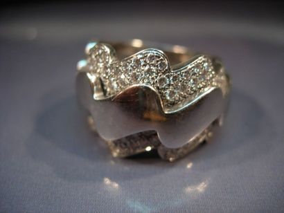 VAN CLEEF & ARPELS
Bague en or gris sertie...