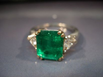 Bague en or deux tons centrée d'une émeraude...