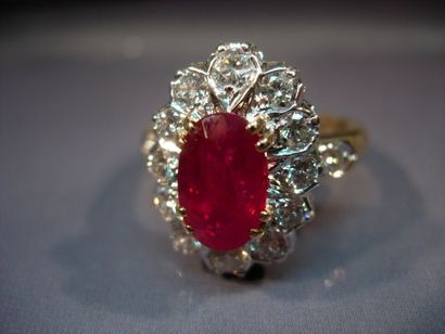 Bague en or deux tons centrée d'un rubis...