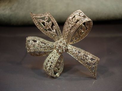 Broche pendentif ruban noué en or gris entièrement...