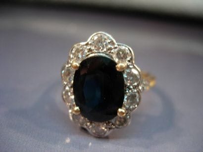 Bague en or deux tons centrée d'un saphir...