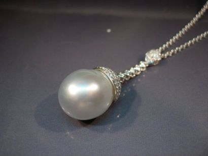 Chaîne en or gris maille forçat et pendentif...