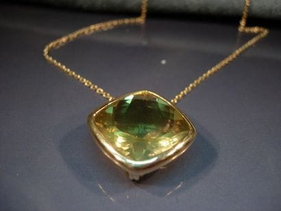 Chaîne en or jaune maille forçat et pendentif...