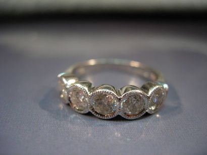 Bague jarretière en or gris ornée de diamants...