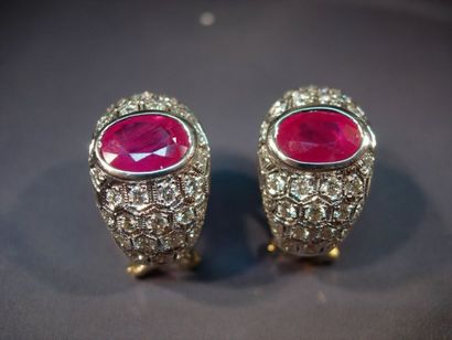 Paire de boucles d'oreilles bombées en or...