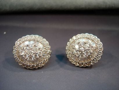 Paire de boucles d'oreilles ovales en or...