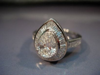 Bague en or gris centrée d'un diamant poire...