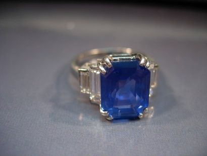 Bague en or gris centrée d'un beau saphir...