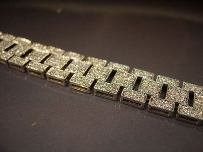 Bracelet souple en or gris à maillons carrés...
