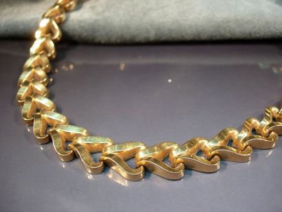 Collier en or jaune à maillons volutes articulés....