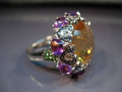 Bague fleur en or gris centrée d'une citrine...