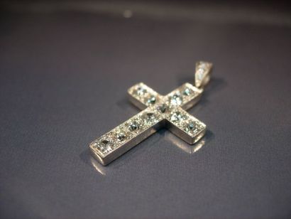 Croix en platine sertie de diamants demi...