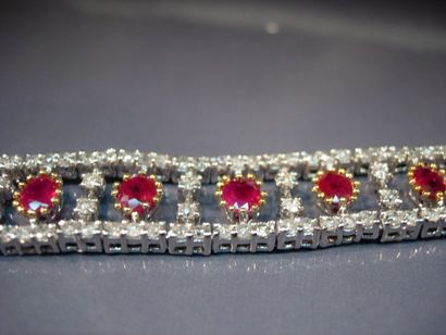 Bracelet en or deux tons serti de rubis ovales...