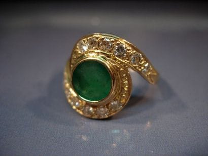 Bague tourbillon en or jaune sertie d'une...
