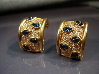 Paire de boucles d'oreilles bombés en or...