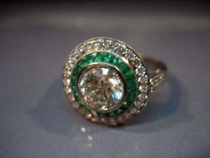 Bague ronde en or gris centrée d'un diamant...