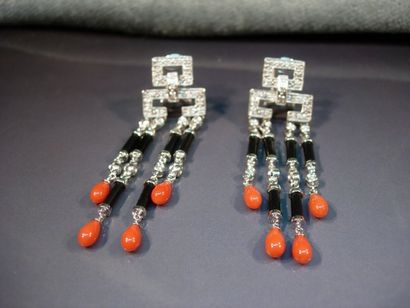 Paire de pendants d'oreilles en or gris à...