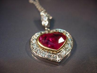 Chaîne en or gris maille forçat et pendentif...