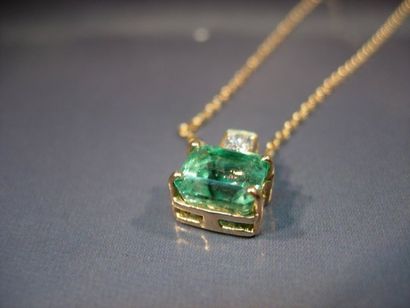 Chaîne en or jaune maille forçat et pendentif...