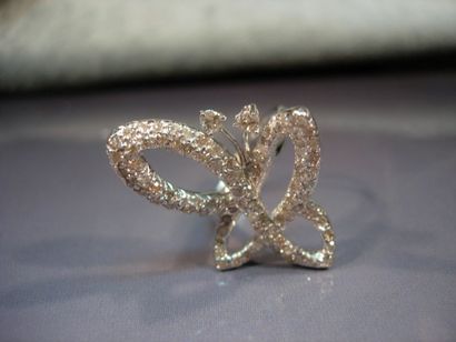 Bague en or gris à décor d'un papillon pavé...