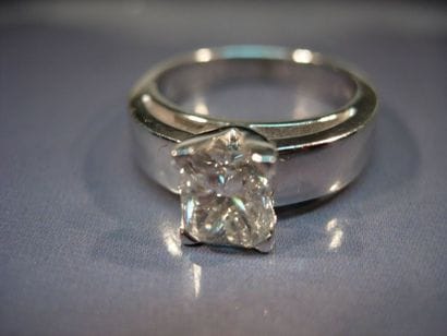 Bague en or gris centrée d'un diamant taille...