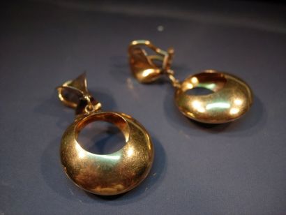 Paire de pendants d'oreilles clips en or...
