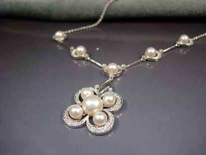 Collier en or gris serti de diamants taille...