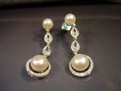 Paire de pendants d'oreilles en or gris sertis...