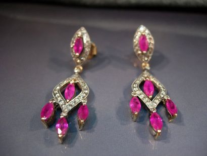Paire de pendants d'oreilles en or et argent...