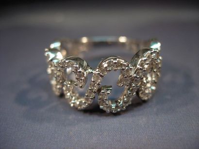 Bague en or gris sertie de diamants taille...
