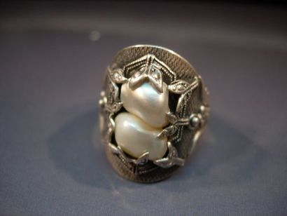 Bague en argent sertie de deux nacres. Vers...
