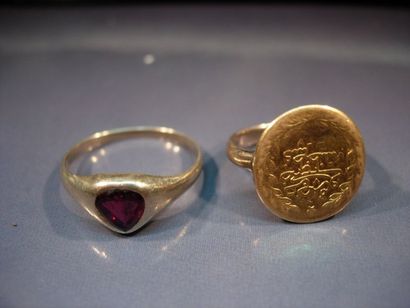 Deux bagues en or 9K. Poids: 6.20g