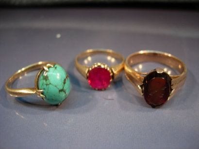 Trois bagues en or jaune, intaille, turquoise...