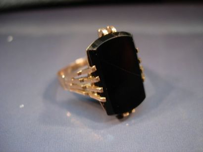 Bague en or jaune sertie d'une plaque d'onyx....