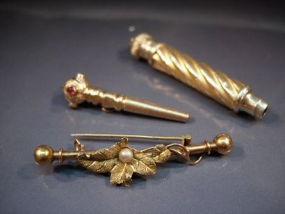 Lot en or: broche, clé de montre, cure dent...